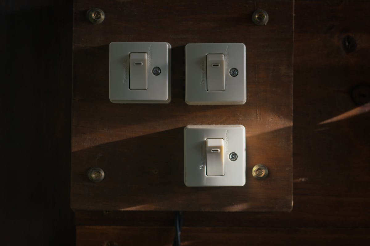 Mettre un interrupteur : guide complet pour une installation sécurisée et conforme